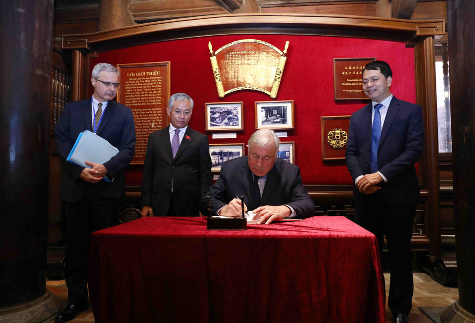 Chủ tịch Thượng viện Cộng hòa Pháp Gérard Larcher ghi sổ lưu niệm tại Khu di tích lịch sử Văn Miếu-Quốc Tử Giám. 