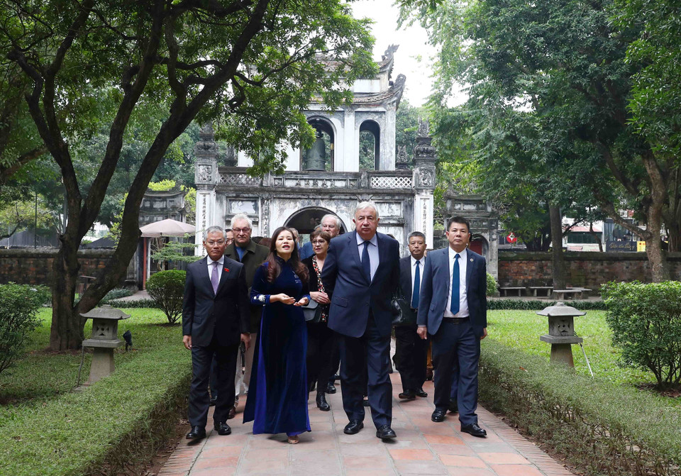Trong chương trình thăm chính thức Việt Nam, sáng 9/12, tại Hà Nội, Chủ tịch Thượng viện Cộng hòa Pháp Gérard Larcher tham quan Khu di tích lịch sử Văn Miếu-Quốc Tử Giám. (Ảnh: Phạm Kiên/TTXVN) 