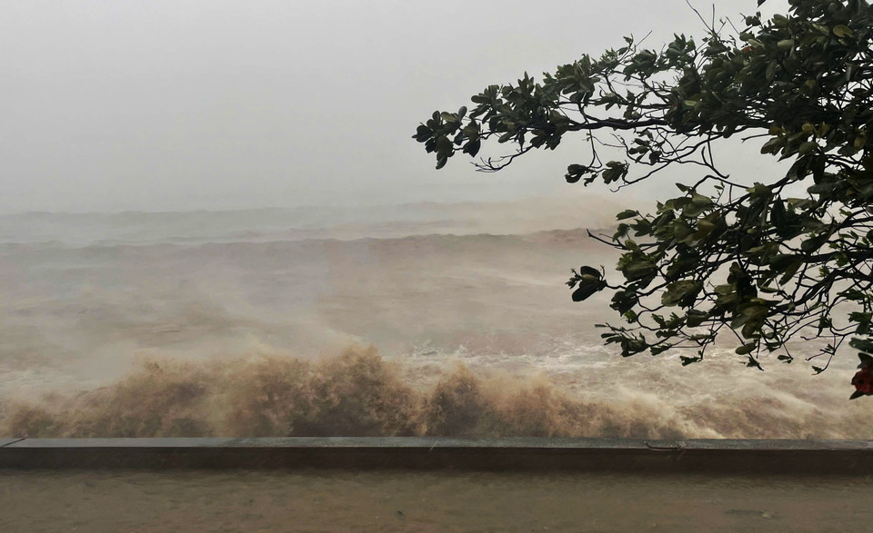 Bão số 3 đổ bộ vào Đồ Sơn (Hải Phòng) từ 13g45 và hiện vẫn đang gây sóng to, gió giật mạnh trên vùng biển này (ảnh chụp lúc 16g30).(Ảnh: Minh Quyết/TTXVN)