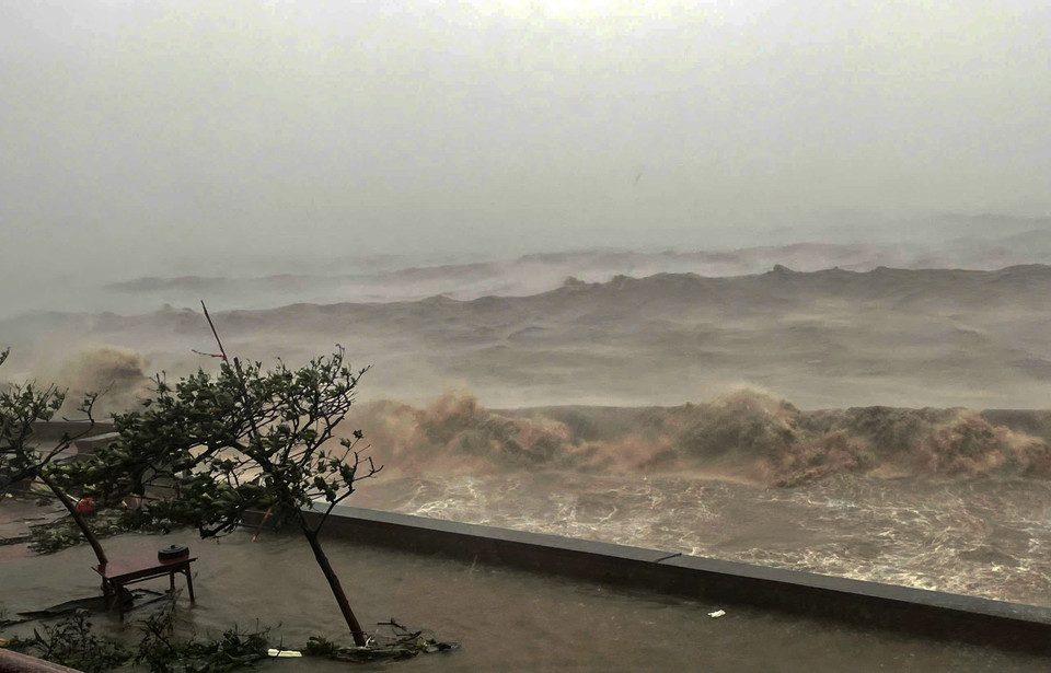 Bão số 3 đổ bộ vào Đồ Sơn (Hải Phòng) từ 13g45 và hiện vẫn đang gây sóng to, gió giật mạnh trên vùng biển này (ảnh chụp lúc 16g30). (Ảnh: Minh Quyết/TTXVN)