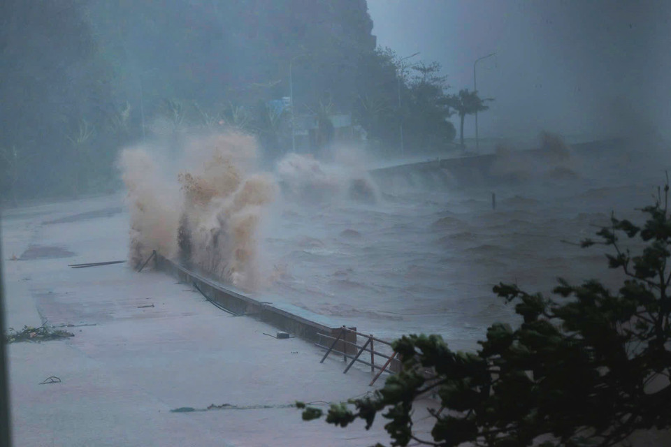Tại Đồ Sơn (Hải Phòng), đến gần tối mà sóng vẫn rất to, liên tục đánh vào bờ, gió vẫn giật mạnh (ảnh chụp lúc 17g40). (Ảnh: Minh Quyết/TTXVN)