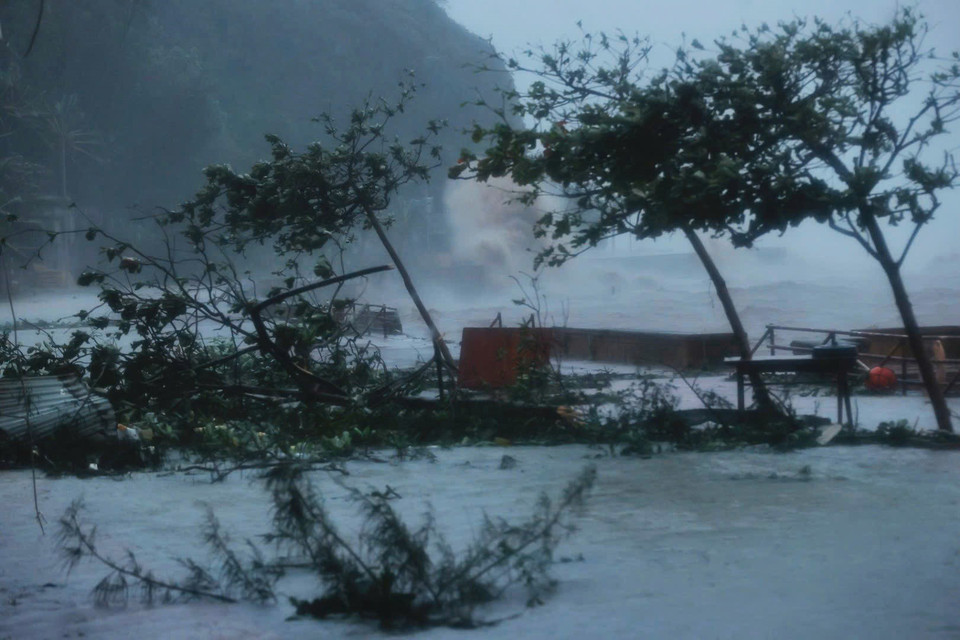 Tại Đồ Sơn (Hải Phòng), đến gần tối mà sóng vẫn rất to, liên tục đánh vào bờ, gió vẫn giật mạnh (ảnh chụp lúc 17g40). (Ảnh: Minh Quyết/TTXVN)