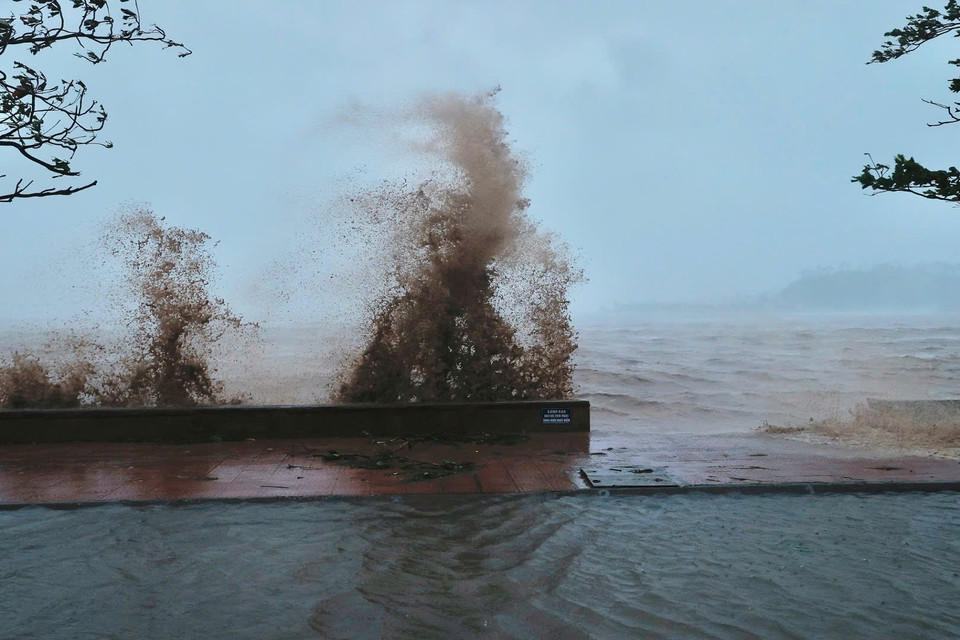 Tại Đồ Sơn (Hải Phòng), đến gần tối mà sóng vẫn rất to, liên tục đánh vào bờ, gió vẫn giật mạnh (ảnh chụp lúc 17g40).(Ảnh: Minh Quyết/TTXVN)