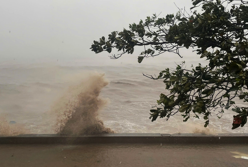 Bão số 3 đổ bộ vào Đồ Sơn (Hải Phòng) từ 13g45 và hiện vẫn đang gây sóng to, gió giật mạnh trên vùng biển này (ảnh chụp lúc 16g30). (Ảnh: Minh Quyết/TTXVN)