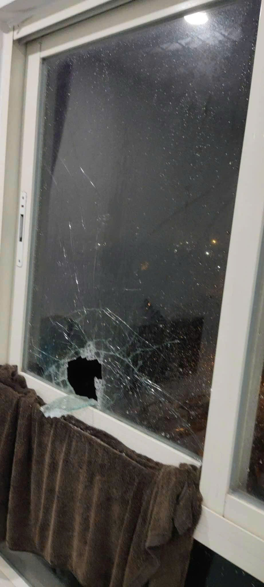 Gió giật mạnh làm vỡ cửa kính của chung cư 622 Minh Khai, quận Hai Bà Trưng. (Ảnh: Phạm Kiên/TTXVN)