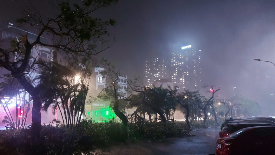 Đường phố ở huyện Đan Phượng, Hà Nội lúc bão đổ bộ (Ảnh chụp lúc 20h10). (Ảnh: Văn Điệp/TTXVN)