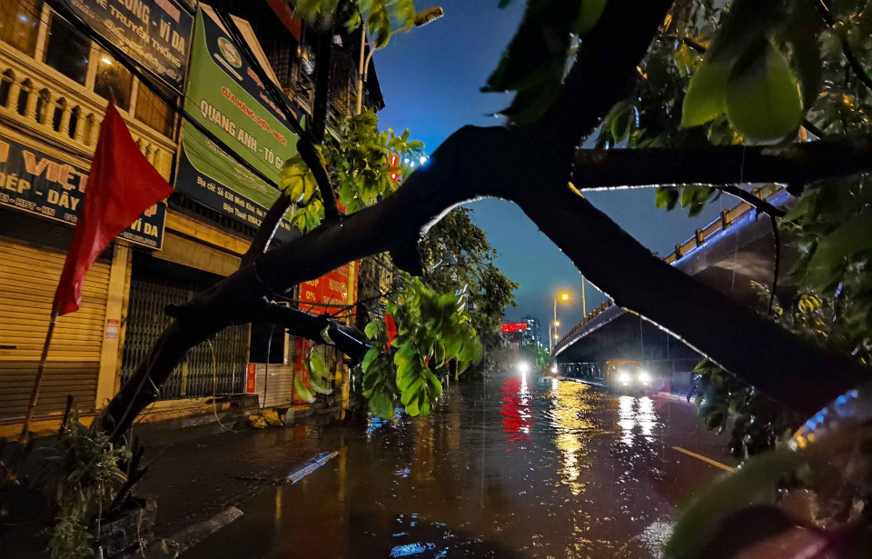 Điểm ngập úng tại đầu ngõ 622 đường Minh Khai, quận Hai Bà Trưng (ảnh chụp lúc 21h35p). (Ảnh: Thanh Tùng/TTXVN)