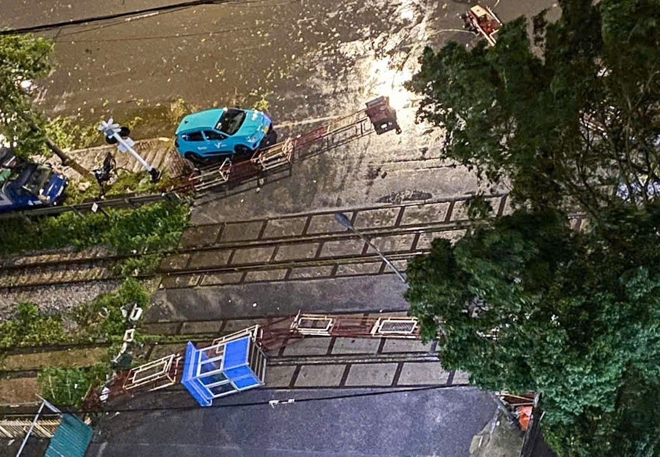 Đổ gãy rào chắn đường sắt tại 360 Giải Phóng (ảnh chụp 21 giờ 50 phút). (Ảnh: TTXVN phát)