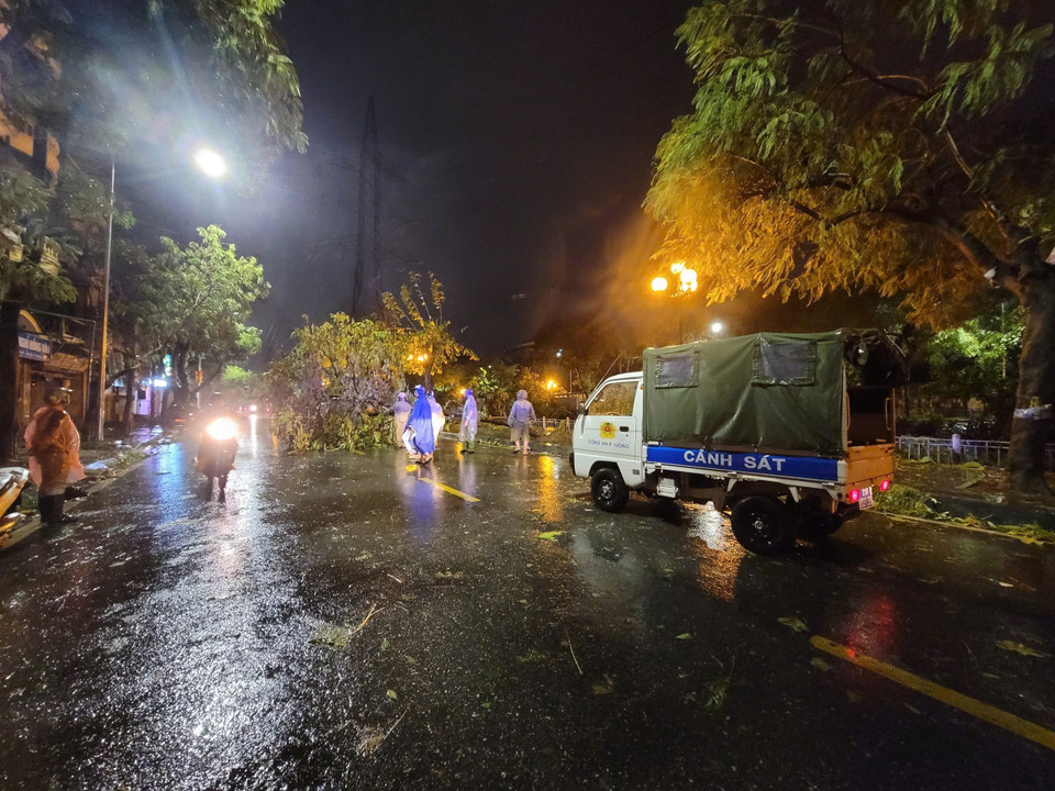 Lực lượng chức năng có mặt xử lý sự cố trên phố Kim Ngưu. (Ảnh: Doãn Tấn/TTXVN)