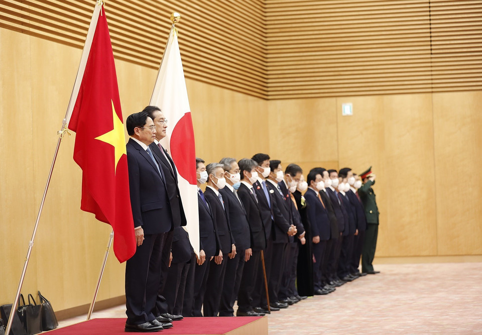 Thủ tướng Phạm Minh Chính và Thủ tướng Nhật Bản Kishida Fumio nghe quân nhạc cử Quốc thiều hai nước. (Ảnh: Dương Giang/TTXVN)