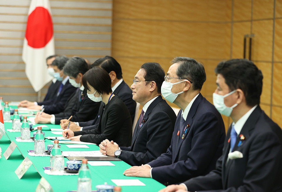 Thủ tướng Nhật Bản Kishida Fumio cùng các thành viên tại buổi hội đàm. (Ảnh: Dương Giang/TTXVN)