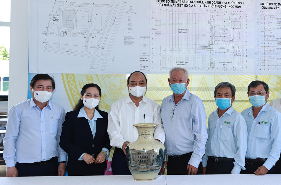 Chủ tịch nước Nguyễn Xuân Phúc thăm Công ty cổ phần chế biến thực phẩm Hóc Môn. (Ảnh: Thống Nhất/TTXVN)