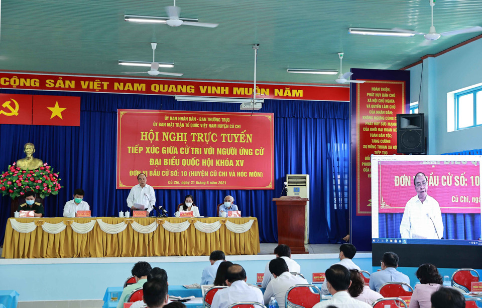 Chủ tịch nước Nguyễn Xuân Phúc thay mặt ứng cử viên đại biểu Quốc hội khóa XV trả lời ý kiến cử tri tại điểm cầu xã Phú Mỹ Hưng, huyện Củ Chi. (Ảnh: Thống Nhất/TTXVN)