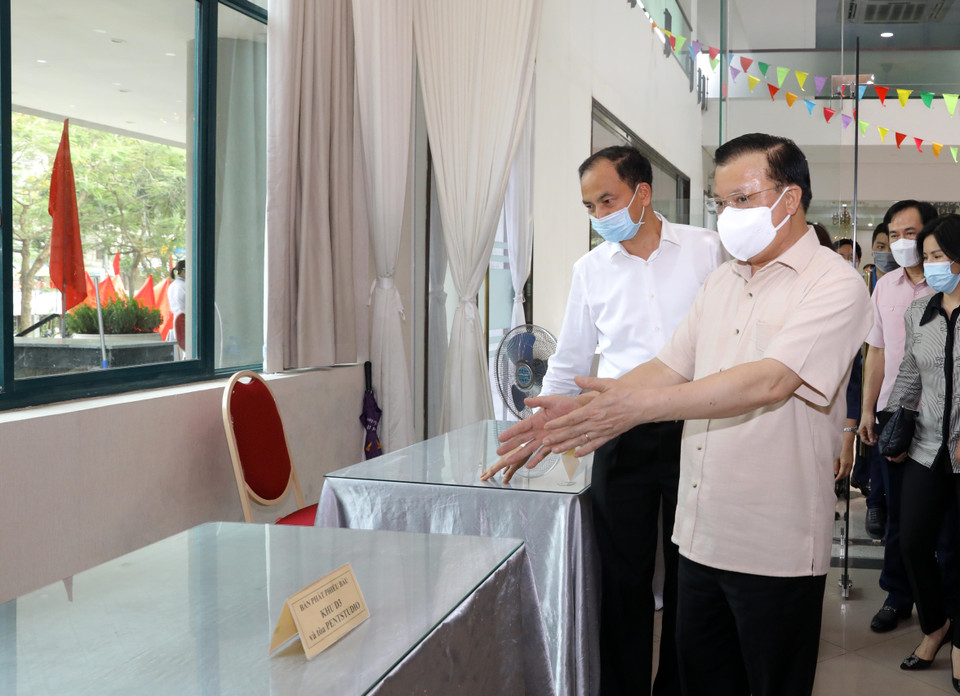 Bí thư Thành ủy Hà Nội Đinh Tiến Dũng kiểm tra công tác bầu cử và công tác phòng, chống dịch bệnh COVID-19 tại Khu vực bỏ phiếu số 8, phường Phú Thượng, quận Tây Hồ, Hà Nội. (Ảnh: Nguyễn Điệp/TTXVN)