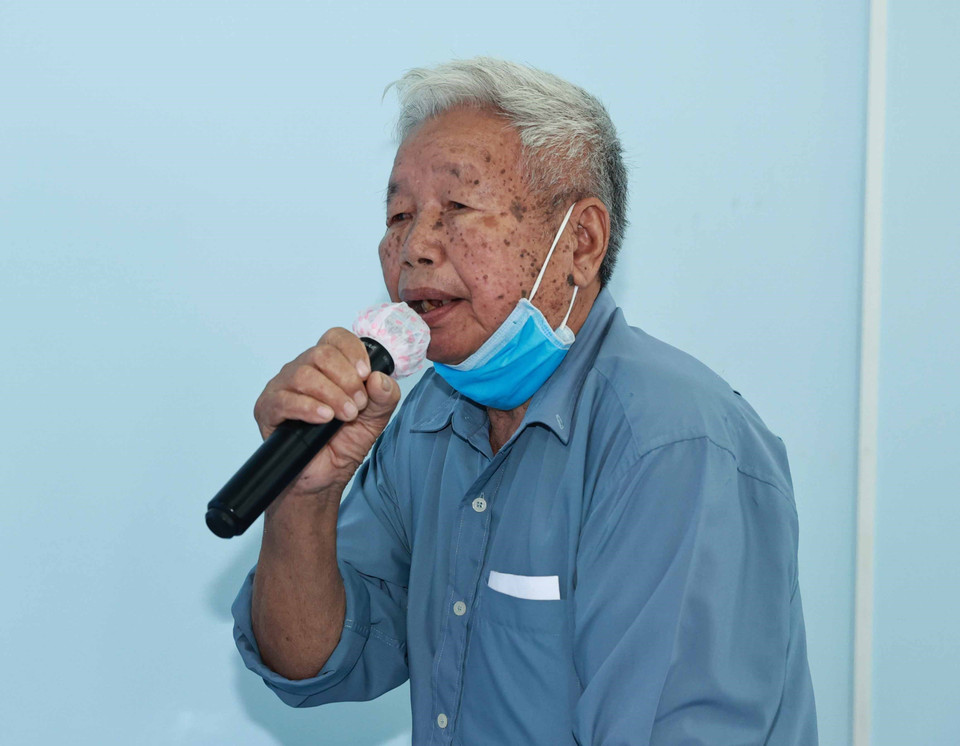 Cử tri Lê Văn Đào, xã Phú Mỹ Hưng, huyện Củ Chi phát biểu sáng 21/5. (Ảnh: Thống Nhất/TTXVN)