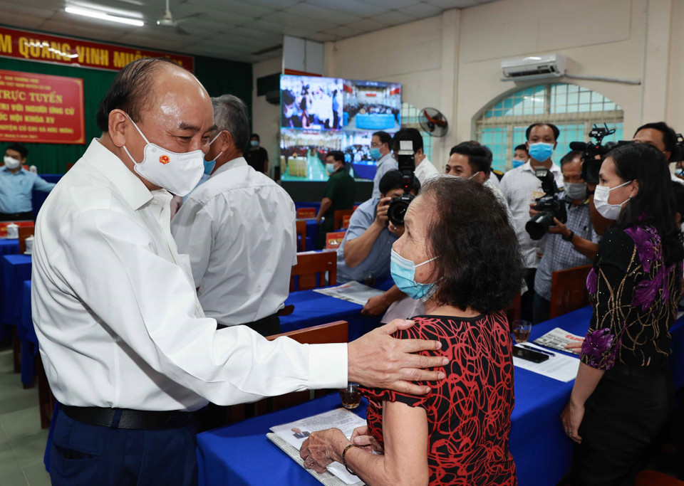 Chủ tịch nước Nguyễn Xuân Phúc với cử tri xã Phước Hạnh, huyện Củ Chi.(Ảnh: Thống Nhất/TTXVN)