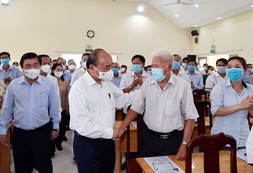 Chủ tịch nước Nguyễn Xuân Phúc với các cử tri xã Xuân Thới Sơn, huyện Hóc Môn tại buổi tiếp xúc. (Ảnh: Thống Nhất/TTXVN)