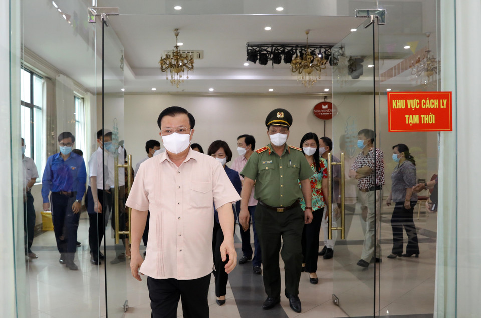 Bí thư Thành ủy Hà Nội Đinh Tiến Dũng kiểm tra công tác bầu cử và công tác phòng, chống dịch bệnh COVID-19 tại Khu vực bỏ phiếu số 8, phường Phú Thượng, quận Tây Hồ, Hà Nội. (Ảnh: Nguyễn Điệp/TTXVN)