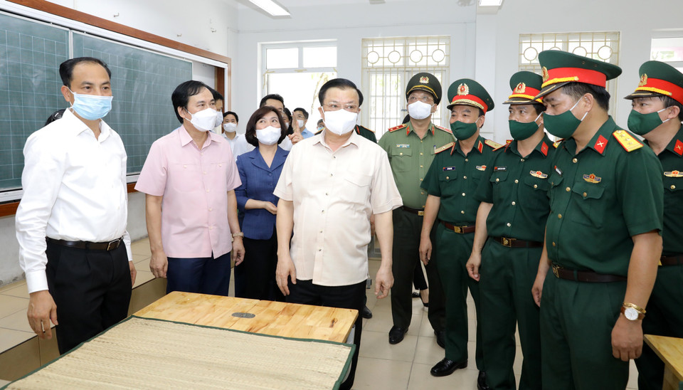 Bí thư Thành ủy Hà Nội Đinh Tiến Dũng kiểm tra Khu vực dự phòng cách ly y tế tại Trường Tiểu học Phú Thượng, phường Phú Thượng, quận Tây Hồ, Hà Nội. (Ảnh: Nguyễn Điệp/TTXVN)