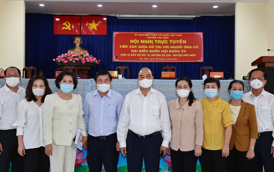 Chủ tịch nước Nguyễn Xuân Phúc với các cử tri xã Xuân Thới Sơn, huyện Hóc Môn tại buổi tiếp xúc. (Ảnh: Thống Nhất/TTXVN)