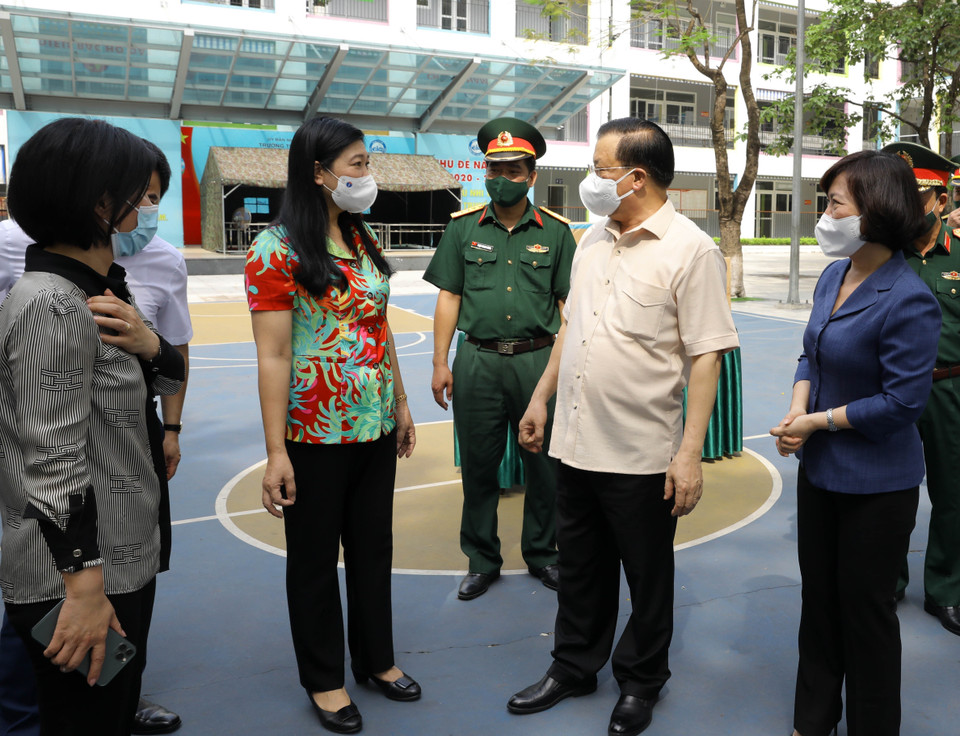 Bí thư Thành ủy Hà Nội Đinh Tiến Dũng kiểm tra Khu vực dự phòng cách ly y tế tại Trường Tiểu học Phú Thượng, phường Phú Thượng, quận Tây Hồ, Hà Nội. (Ảnh: Nguyễn Điệp/TTXVN)