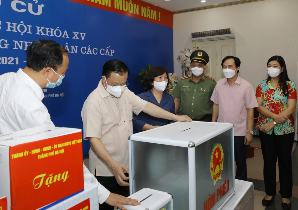 Bí thư Thành ủy Hà Nội Đinh Tiến Dũng kiểm tra công tác bầu cử và công tác phòng, chống dịch bệnh COVID-19 tại Khu vực bỏ phiếu số 8, phường Phú Thượng, quận Tây Hồ, Hà Nội. (Ảnh: Nguyễn Điệp/TTXVN)