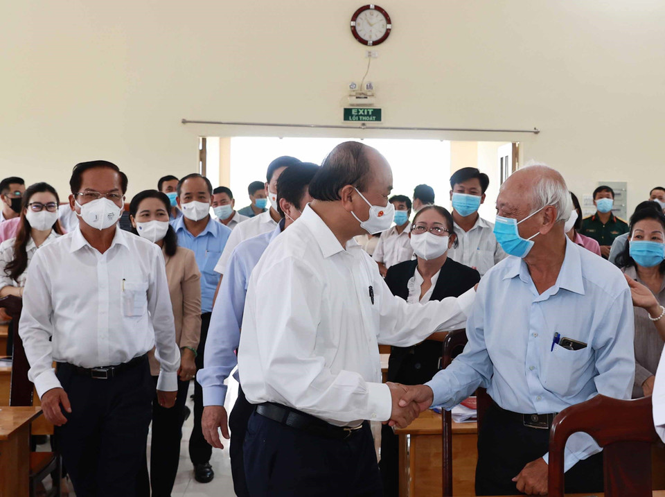 Chủ tịch nước Nguyễn Xuân Phúc với các cử tri xã Xuân Thới Sơn, huyện Hóc Môn tại buổi tiếp xúc. (Ảnh: Thống Nhất/TTXVN)