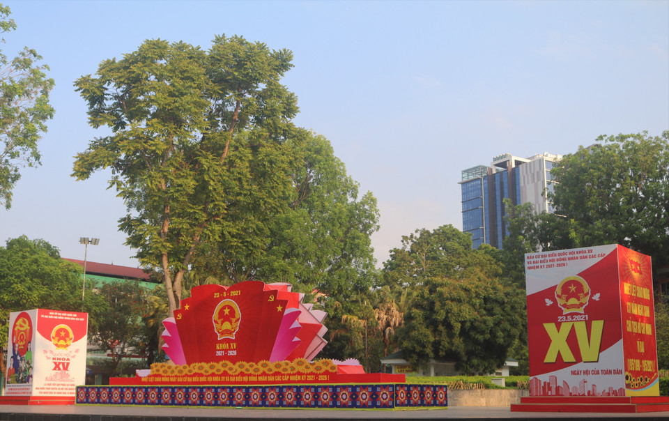 Các pano, bục biểu trưng tuyên truyền về ngày bầu cử Quốc hội, Hội đồng Nhân dân các cấp nhiệm kỳ 2021-2026 tại thành phố Cao Bằng, tỉnh Cao Bằng. (Ảnh: Chu Hiệu/TTXVN)