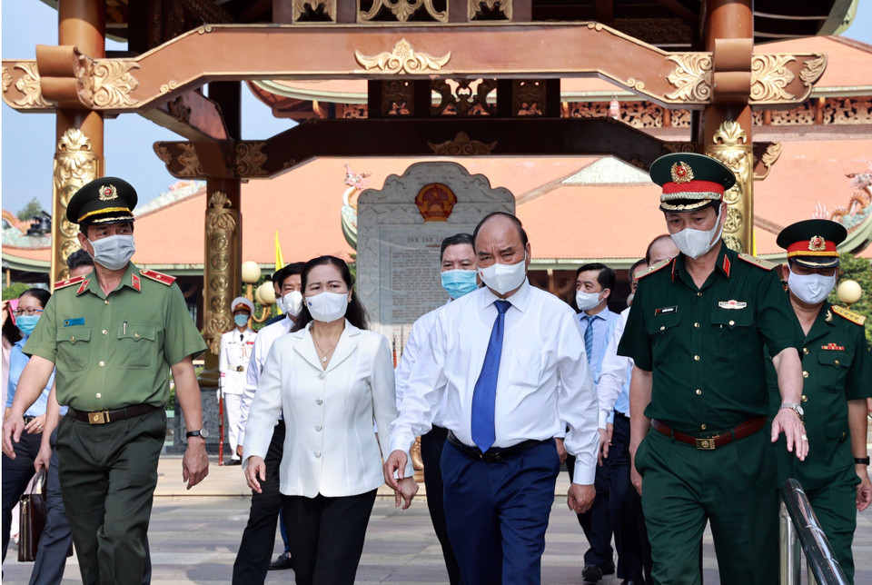 Chủ tịch nước Nguyễn Xuân Phúc đến dâng hương tưởng niệm các Anh hùng liệt sỹ tại Đền Tưởng niệm Liệt sỹ Bến Dược. (Ảnh: Thống Nhất/TTXVN)