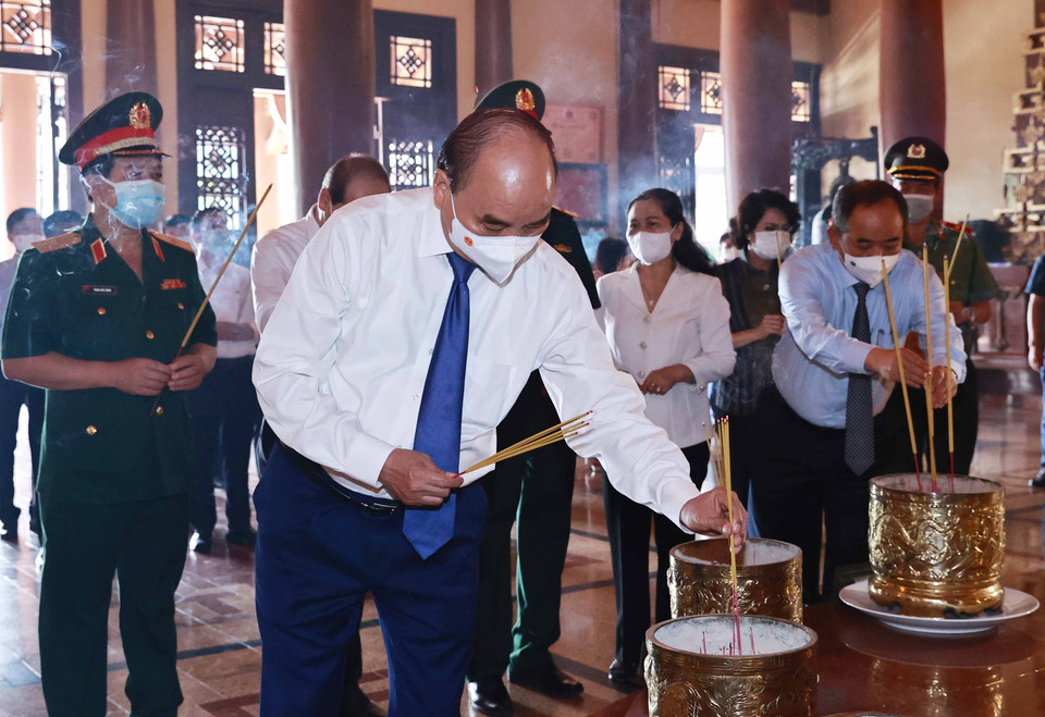 Chủ tịch nước Nguyễn Xuân Phúc dâng hương tưởng niệm các Anh hùng liệt sỹ tại Đền Tưởng niệm Liệt sỹ Bến Dược. (Ảnh: Thống Nhất/TTXVN)