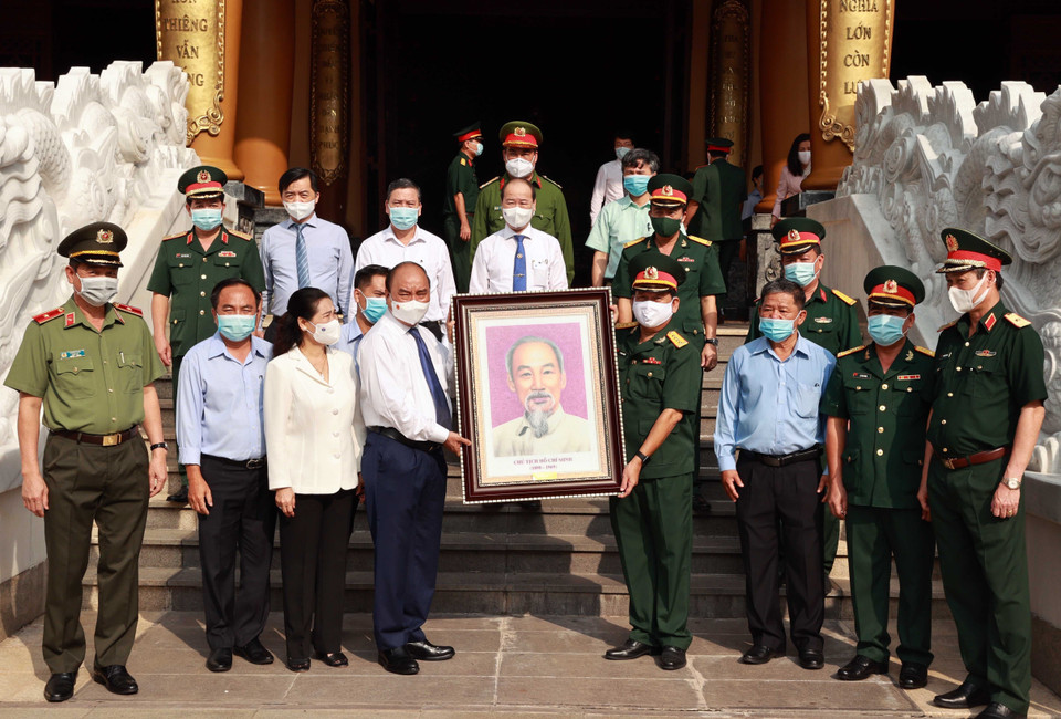 Chủ tịch nước Nguyễn Xuân Phúc tặng chân dung Chủ tịch Hồ Chí Minh cho Ban Quản lý Đền Tưởng niệm Liệt sỹ Bến Dược. (Ảnh: Thống Nhất/TTXVN)