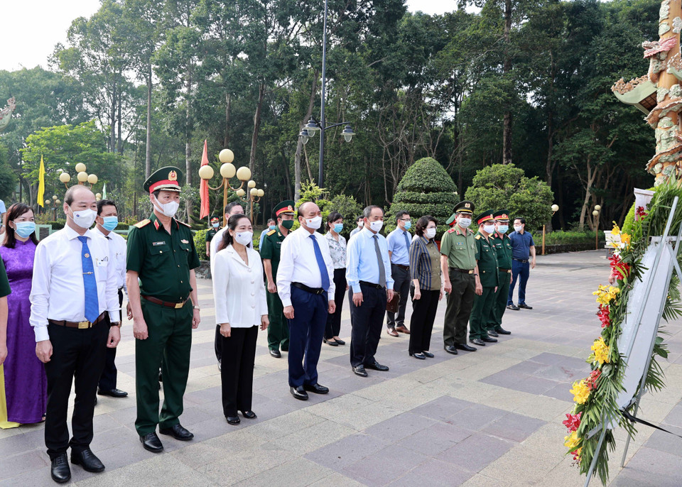 Chủ tịch nước Nguyễn Xuân Phúc dâng hương tưởng niệm các Anh hùng liệt sỹ tại Đền Tưởng niệm Liệt sỹ Bến Dược. (Ảnh: Thống Nhất/TTXVN)