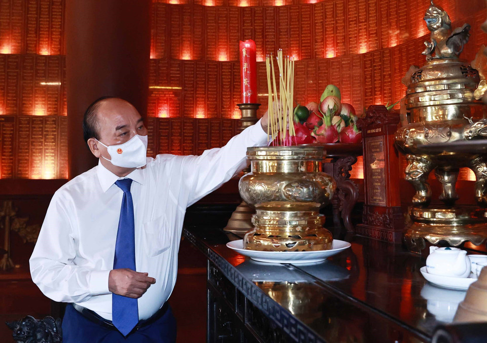 Chủ tịch nước Nguyễn Xuân Phúc dâng hương tưởng niệm các Anh hùng liệt sỹ tại Đền Tưởng niệm Liệt sỹ Bến Dược. (Ảnh: Thống Nhất/TTXVN)