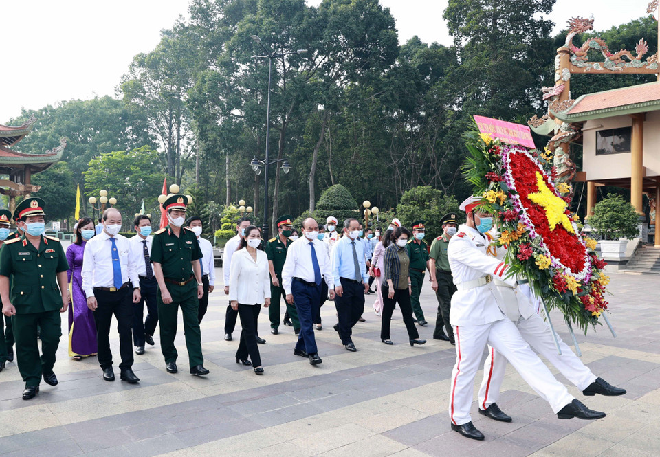 Chủ tịch nước Nguyễn Xuân Phúc dâng hương tưởng niệm các Anh hùng liệt sỹ tại Đền Tưởng niệm Liệt sỹ Bến Dược. (Ảnh: Thống Nhất/TTXVN)