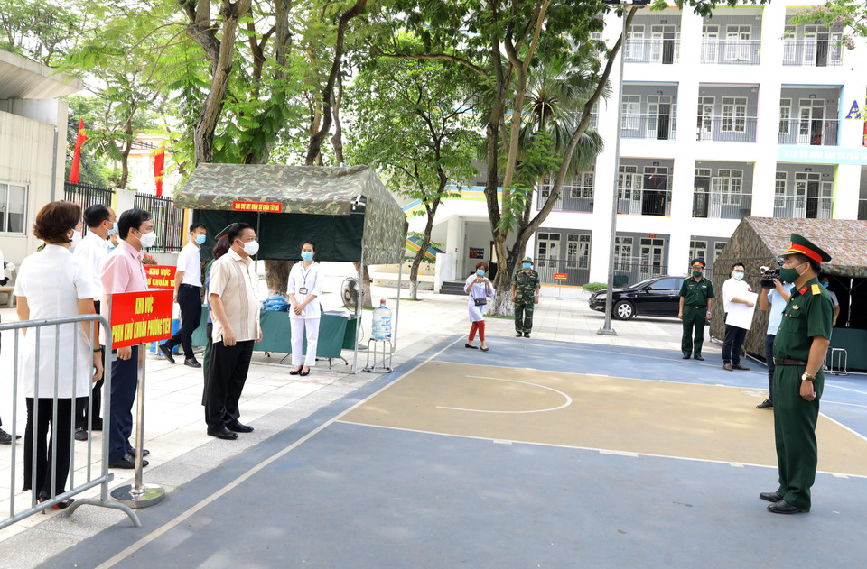 Bí thư Thành ủy Hà Nội Đinh Tiến Dũng kiểm tra Khu vực dự phòng cách ly y tế tại Trường Tiểu học Phú Thượng, phường Phú Thượng, quận Tây Hồ, Hà Nội. (Ảnh: Nguyễn Điệp/TTXVN)