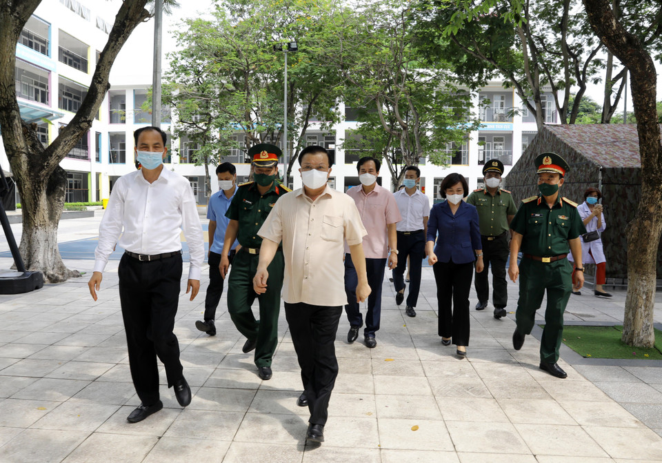 Bí thư Thành ủy Hà Nội Đinh Tiến Dũng kiểm tra Khu vực dự phòng cách ly y tế tại Trường Tiểu học Phú Thượng, phường Phú Thượng, quận Tây Hồ, Hà Nội. (Ảnh: Nguyễn Điệp/TTXVN)