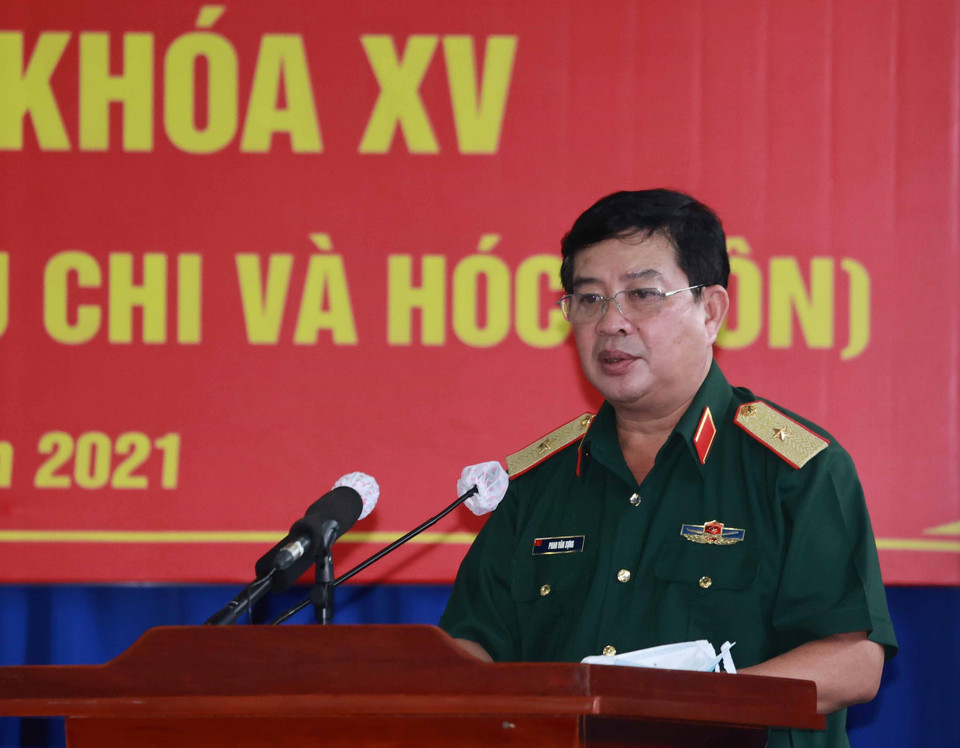 Thiếu tướng Phan Văn Xựng, Thành uỷ viên, Phó Bí thư Thường trực Đảng uỷ Quân sự Thành phố, Chính ủy Bộ Tư lệnh Thành phố Hồ Chí Minh trình bày chương trình hành động tại điểm cầu xã Phú Mỹ Hưng, huyện Củ Chi sáng 21/5. (Ảnh: Thống Nhất/TTXVN)