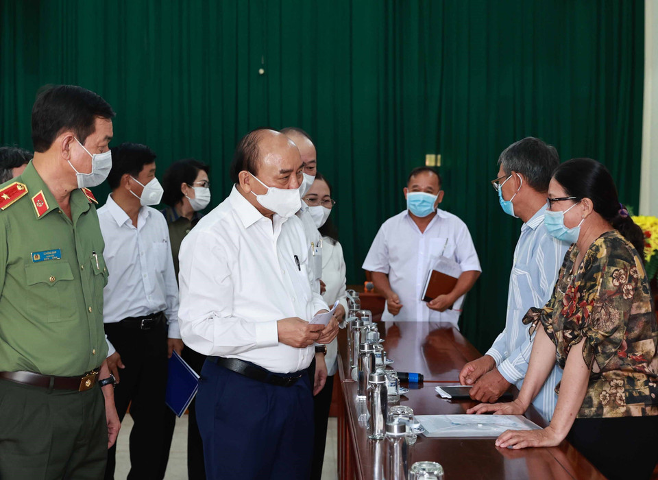 Chủ tịch nước Nguyễn Xuân Phúc đối thoại với đại diện một số hộ dân xã Phú Mỹ Hưng và An Nhơn Tây, huyện Củ Chi. (Ảnh: Thống Nhất/TTXVN)