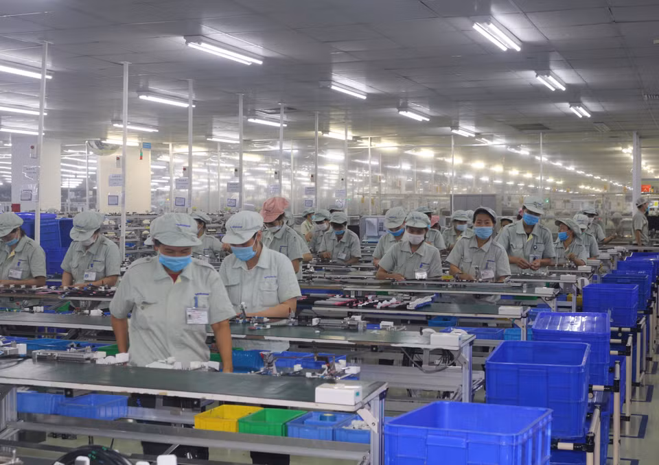 Công nhân tại Công ty TNHH YOKOWO Việt Nam (Hà Nam) thường xuyên đeo khẩu trang để phòng chống dịch COVID-19. (Ảnh: TTXVN)