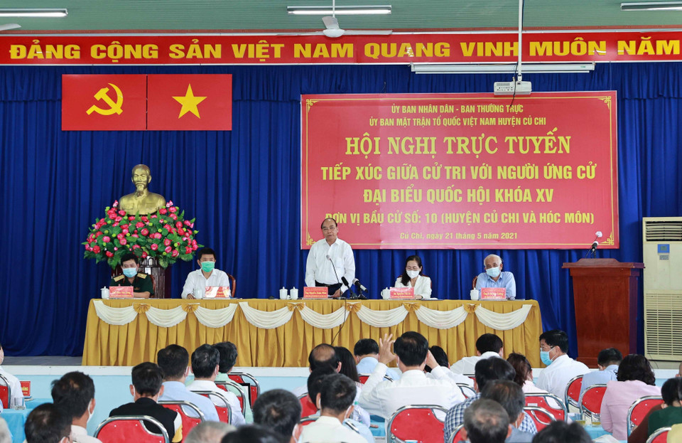 Chủ tịch nước Nguyễn Xuân Phúc thay mặt ứng cử viên đại biểu Quốc hội khóa XV trả lời ý kiến cử tri tại điểm cầu xã Phú Mỹ Hưng, huyện Củ Chi. (Ảnh: Thống Nhất/TTXVN)