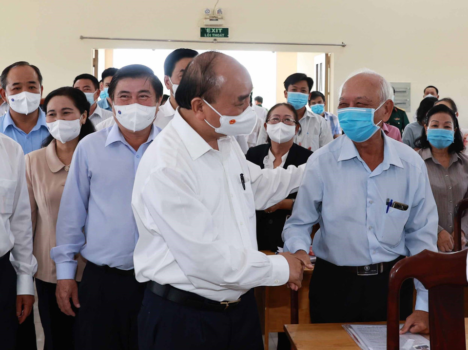 Chủ tịch nước Nguyễn Xuân Phúc với các cử tri xã Xuân Thới Sơn, huyện Hóc Môn tại buổi tiếp xúc. (Ảnh: Thống Nhất/TTXVN)