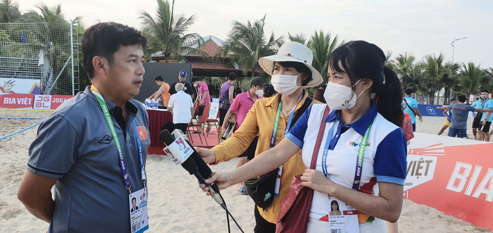 Các nữ phóng viên của TTXVN, VTV phỏng vấn thành viên Liên đoàn Bóng ném Việt Nam sau trận đấu tại Khu du lịch quốc tế Tuần Châu. (Ảnh: Đức Hiếu/TTXVN)