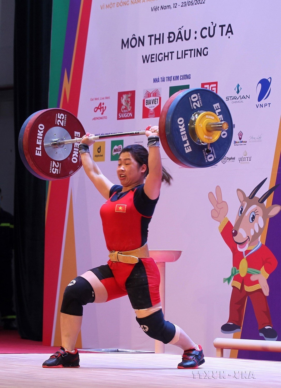 Vận động viên cử tạ Hoàng Thị Duyên (dân tộc Giáy) xuất sắc đoạt huy chương Vàng hạng cân 59kg nữ với tổng cử là 204kg, phá kỷ lục SEA Games ở nội dung cử giật với thành tích 96kg. (Ảnh: Quốc Khánh/TTXVN)