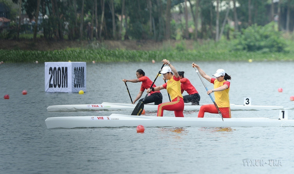 Đôi vận động viên Trương Thị Phương (trước, dân tộc Sán Dìu) và Nguyễn Thị Ngân giành huy chương Vàng đua thuyền đôi nữ Canoeing 1000m. (Ảnh: Minh Đức/TTXVN)