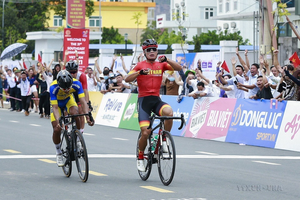 Vận động viên xe đạp Quàng Văn Cường (dân tộc Thái) có cú nước rút vượt qua hai vận động viên của Singapore và Thái Lan để về đích, đoạt tấm Huy chương Vàng nội dung đường trường tính giờ. (Ảnh: Trọng Đạt/TTXVN)