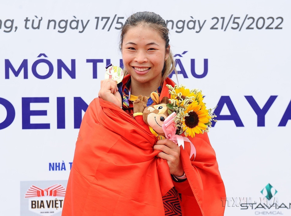Niềm vui của vận động viên Trương Thị Phương (dân tộc Sán Dìu) khi đoạt huy chương Vàng nội dung thuyền đôi nữ Canoeing 1000m. (Ảnh: Minh Đức/TTXVN)