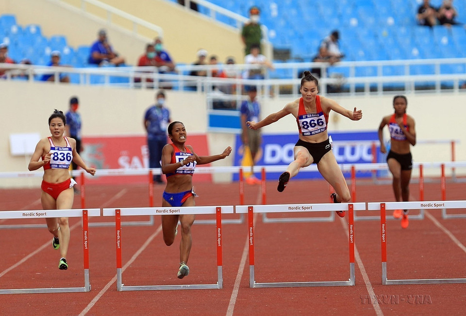 Vận động viên dân tộc Mường Quách Thị Lan (866) của điền kinh Việt Nam đoạt huy chương Vàng nội dung chạy 400m rào nữ. (Ảnh: Huy Hùng/TTXVN)