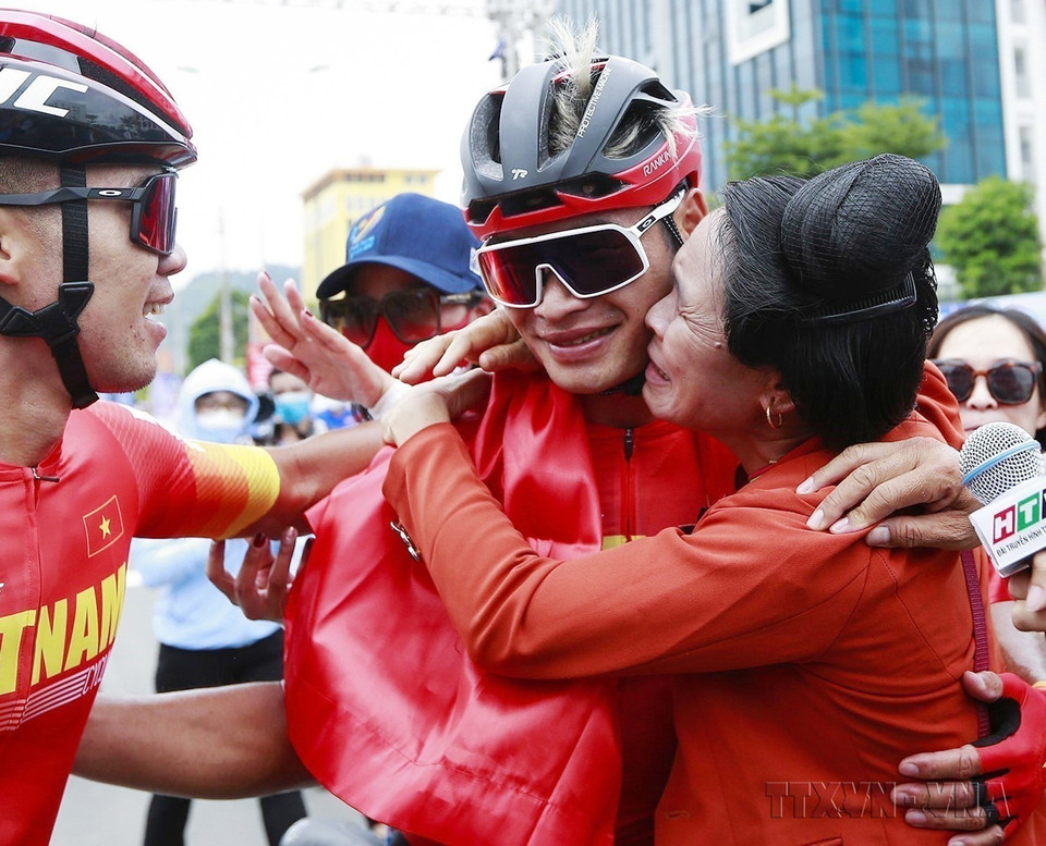Khoảnh khắc xúc động của mẹ con vận động viên Quàng Văn Cường (dân tộc Thái) khi đoạt tấm huy chương Vàng môn Xe đạp, nội dung đường trường tính giờ. (Ảnh: Trọng Đạt/TTXVN)