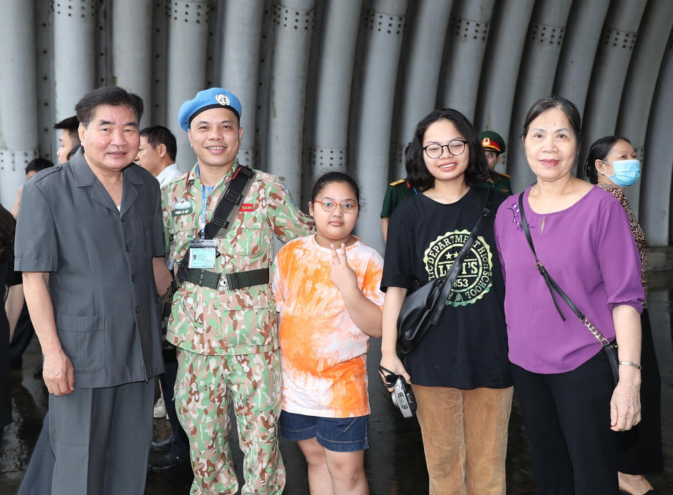 Người thân, bạn bè, đồng nghiệp tiễn đoàn lên đường. (Ảnh: Trọng Đức/TTXVN)