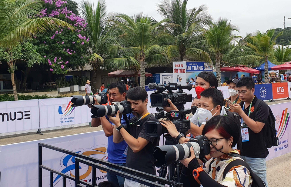 Các phóng viên trong và ngoài nước tác nghiệp ở bộ môn 3 môn thi đấu phối hợp. (Ảnh: Thanh Vân/TTXVN)